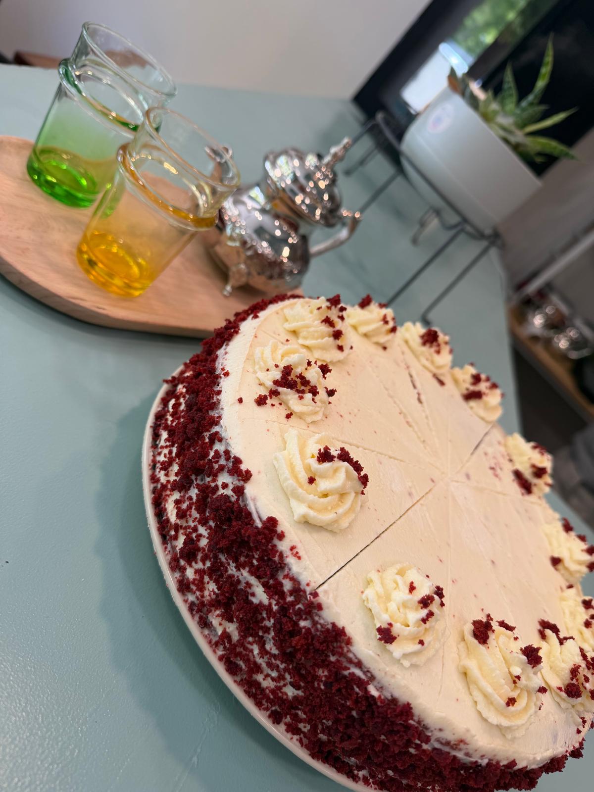 Tarta red velvet casera recién cortada en Mediterránea Café, Zaragoza